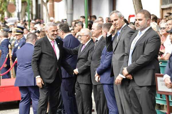 Antonio Morales saluda a Lluís Serra. Arcadio Suárez