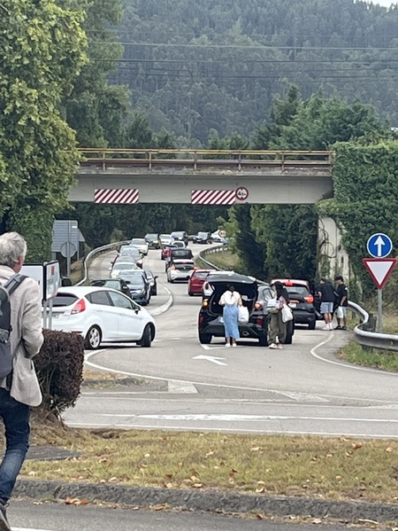 Largas caravanas para acceder a Pravia.