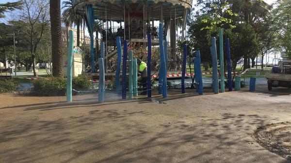 Operarios de Parques y Jardines limpiando columpios de los Jardines de Pereda, junto al Centro Botín. Foto: José Carlos Rojo