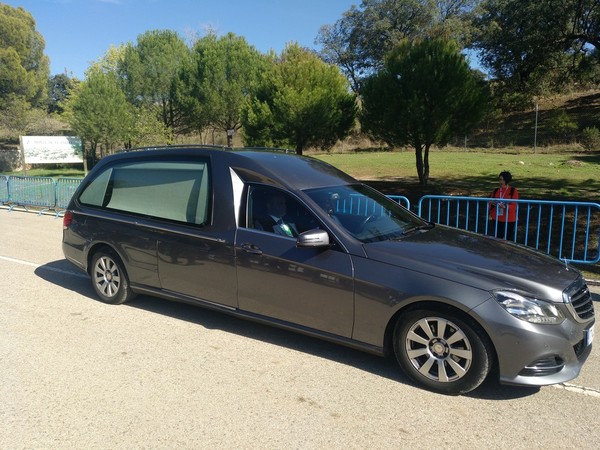 El coche fúnebre con los restos de Franco, en Mingorrubio.