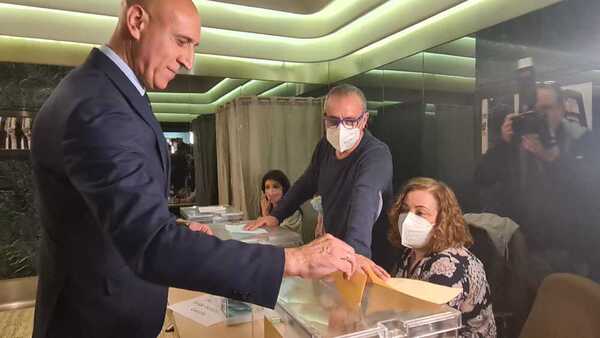 José Antonio Diez, en el momento de depositar su voto en las tres urnas.