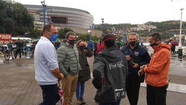 Gómez Noya premia al Bilbao Triathlon