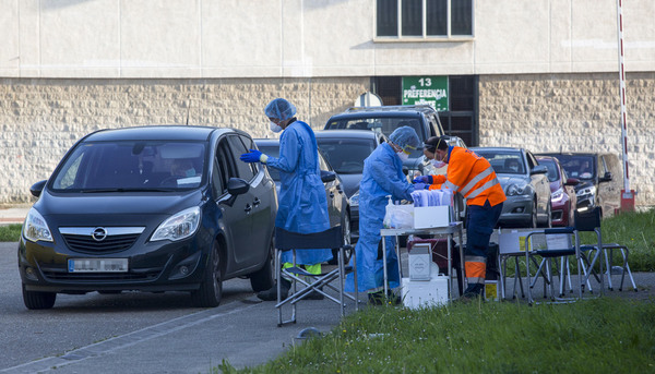 Test rápidos del coronavirus sin bajarse del coche en el aparcamiento de los Campos de Sport de El Sardinero