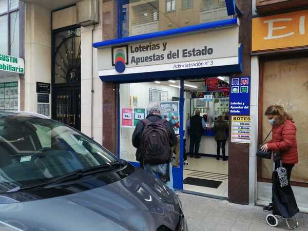 Administración de la calle Alonso Astulez de Torrelavega donde se ha vendido parte del quinto premio
