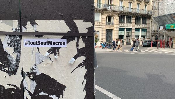 'Todo salvo Macron', pegatina en la rue de Rennes. S. N.