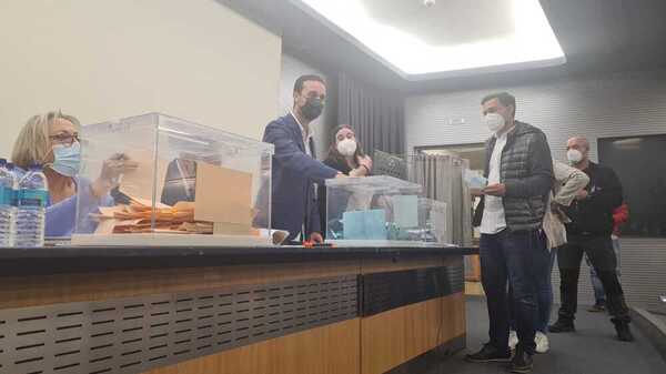 Estos militantes son los últimos en votar en la mesa habilitada en el interior del salón de actos.