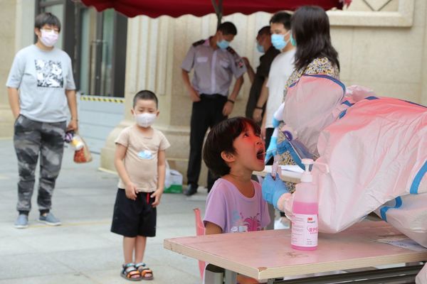 China registra el mayor aumento diario de casos de coronavirus desde abril