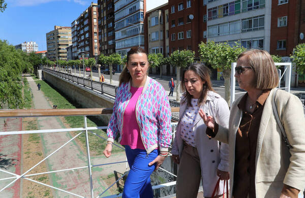 La presidenta de la Confederación Hidrográfica del Duero, María Jesús Lafuente, (derecha) y la delegada del Gobierno, Virginia Barcones(izquierda), acompañan a la candidata del PSOE a la Alcaldía de Palencia, Miriam Andrés , en el Puente del Parque ‘Isla Dos Aguas’ de Palencia. / Ical