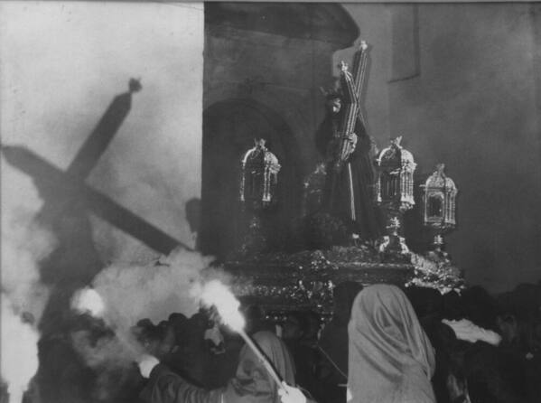 Antigua imagen de Jesús de la Pasión en su salida procesional. (Fondo Bienvenido-Arenas. Archivo Histórico CTI-UMA)