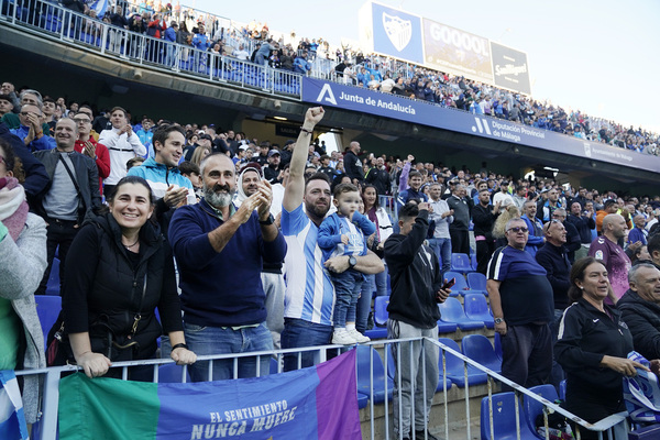 Aficionados del Málaga celebran el gol. MARIANO POZO