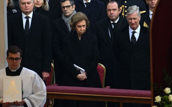 Doña Sofía, durante el funeral. Detrás de ella, el ministro Bolaños. Foto: Afp