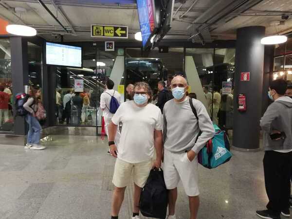 Entre ellos, Ander y Mikel. Dos donostiarras que han viajado a Iruñea con su cuadrilla para disfrutar de estas fiestas, en las que se quedarán hasta el fin de semana. “Volvemos a recuperar la tradición después de la pandemia”, contaban con alegría.