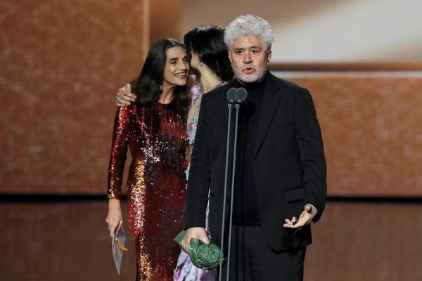 Pedro Almodóvar, con Ángela Molina y Penélope Cruz detrás, agradece su Goya como mejor director. / Efe