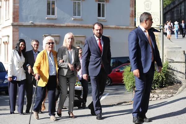 El padre de la reina Letizia, Jesús Ortiz, su esposa, Ana Togores y su abuela, Menchu Álvarez del Valle, en las inmediaciones del Gran Hotel Pelayo, poco antes de la llegada de la Familia Real a Covadonga.