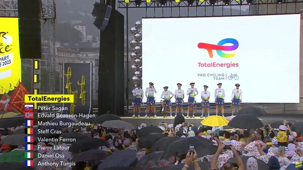 Bilbao recibe al Tour con xirimiri, txapelas e irrintzis