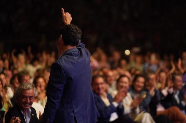 Moreno recibido con aplausos y gritos de «¡presidente, presidente!» en el concierto de José Manuel Soto en Sevilla