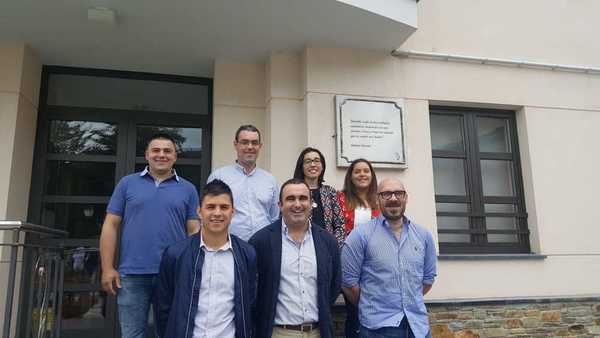 SANTA EULALIA DE OSCOS: El alcalde de Santa Eulalia de Oscos, Víctor Lorido, lo ha tenido fácil, este veterinario de 33 años, recibió el apoyo de la totalidad de la corporación. Los siete ediles del PSOE, por lo que gobernará sin oposición los próximos cuatro años. Lorido dio las gracias a todos los vecinos por el apoyo recibido, "ahora solo queda trabajar", apuntó