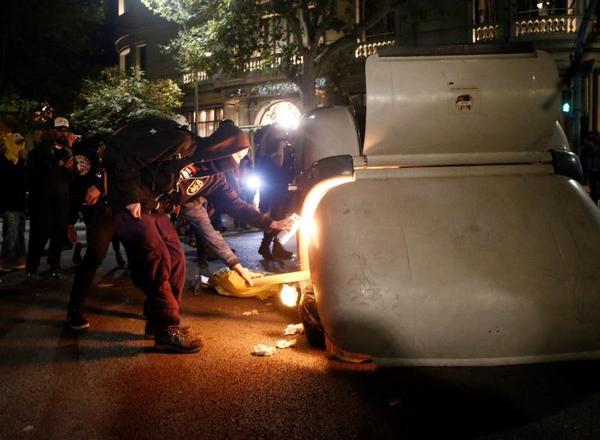 Manifestantes queman un contenedor en el centro de Barcelona. (Foto: EFE)