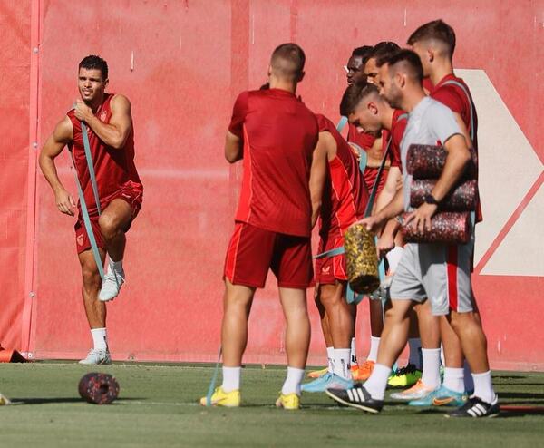 ¿Qué os parece la alineación del Sevilla FC para medirse al? ¿Qué cambiarías si fueras Julen Lopetegui? #SevillaFC #SevillaFCAtleti