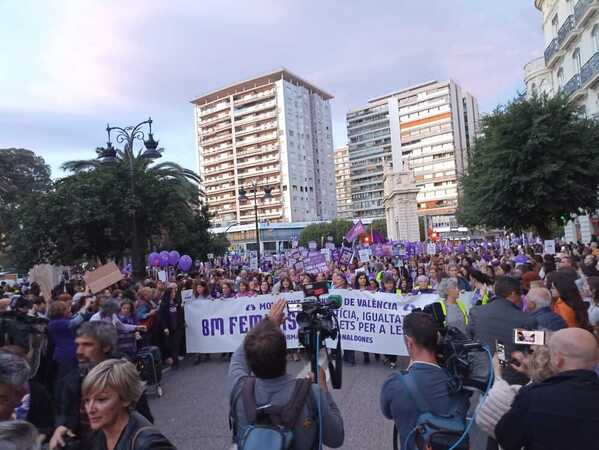 La segunda manifestación recorre el centro de Valencia con cánticos contra Irene Montero