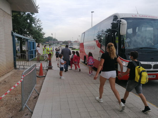Los alumnos de Infantil y Primaria de los colegios del municipio de El Astillero acuden de manera escalonada a las aulas. En el colegio Ramón y Cajal, de Guarnizo, primero tienen que entrar los que son trasladados en coche o andando por las familias y luego, los que vienen en el servicio de autobús. Los nervios del primer día se notan sobre todo en la rama de infantil. Allí, Ángela Pérez Velasco, la mamá de Aisha, de 4 años, asegura que esta es una vuelta al cole &amp;quot;muy esperada&amp;quot;. &amp;quot;Mi hija tardó anoche en dormirse de la emoción. Lleva todo el verano deseando volver a clase. Y yo, también&amp;quot;.