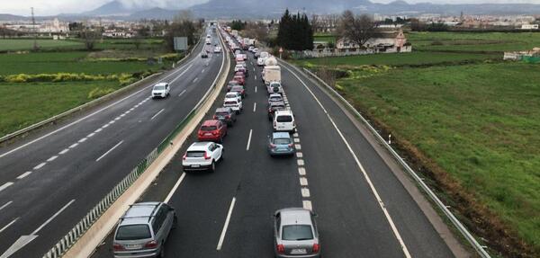 Los transportistas exhiben su fuerza en Granada con apoyo del campo