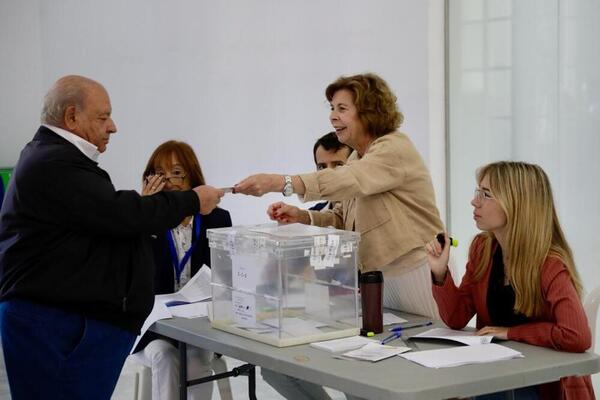 Malagueños votando esta mañana en su colegio electoral. / Foto: Migue Fernández