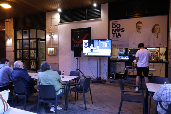 Seguimiento de los resultados desde la sede del PNV en batzoki del Antiguo. / I. Arizmendi