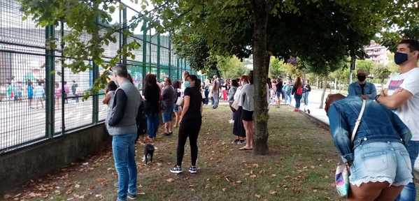 Cristina Gomez, madre de alumnos del colegio Riomar de Castro Urdiales, valora este primer día de clase: &amp;quot;Estoy tranquila por el inicio del curso, aunque el covid da respeto. No me gustaría pillarlo porque no sé cómo reaccionaria a la enfermedad, pero es lo que hay. Por ellos estoy contenta de que empiece, para que cambien la rutina. De momento hay que ver cómo irá, hoy es el primer día y ha habido un poco de caos en la entrada, tardan mucho en entrar, pero supongo que irá mejorando con el paso de los días&amp;quot;. Texto y foto: Samira Hidalgo