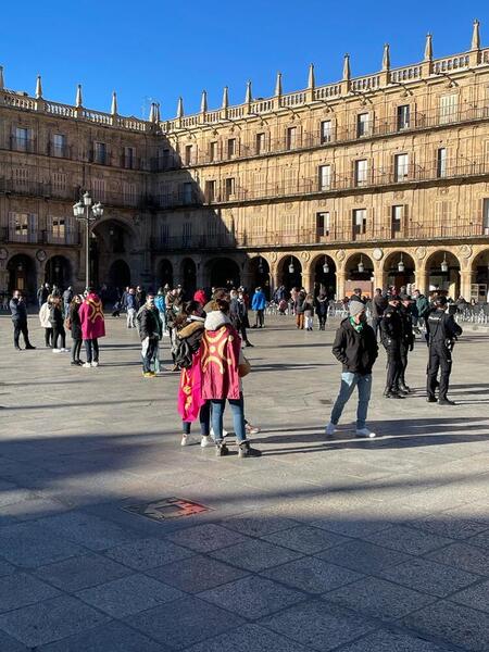 Los seguidores racinguistas pertrechados para animar al equipo