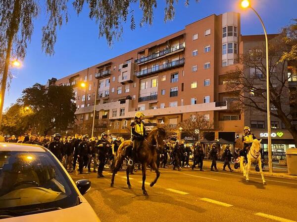 Los aficionados croatas, que han protagonizado multitud de incidentes en el centro de la capital hispalense, han sido escoltados al estadio por la Policía Nacional. El encuentro ha sido declarado de alto riesgo #SevillaFC #UEL