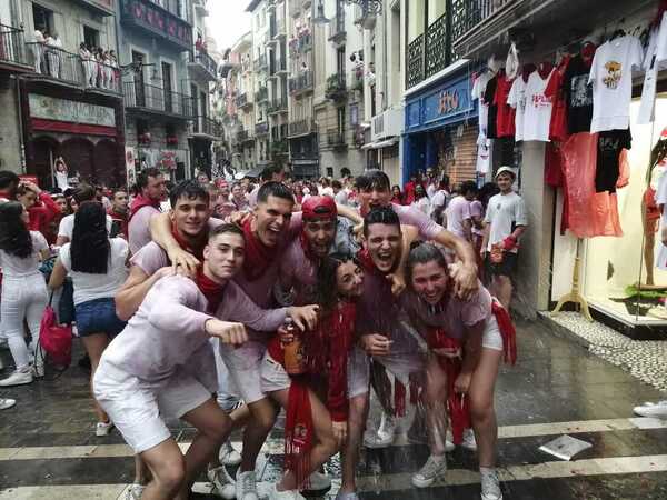 Una cuadrilla se pasea por las calles de Pamplona tras el chupinazo.