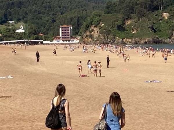 La Policía se despliega en las playas, levanta a bañistas y cierra accesos para frenar el aluvión
