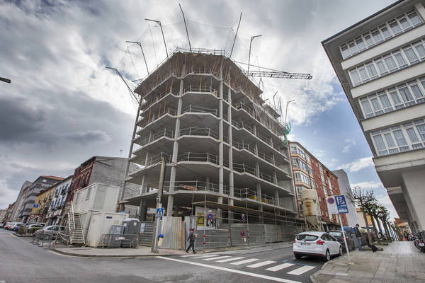 Los constructores cántabros se muestran &amp;quot;preocupados&amp;quot; por el &amp;quot;importante impacto&amp;quot; que va a tener sobre la economía la paralización del sector, en base al decreto que prohíbe actividades no esenciales y que en la Comunidad Autónoma afecta a unas 1.680 empresas y 15.700 empleados. Ante esta decisión, aprobada por el Gobierno de España con motivo del estado de alarma por el coronavirus, la Asociación de Constructores y Promotores de Cantabria (ACP) reclama medidas y que se les tenga en &amp;quot;consideración&amp;quot;.  &amp;quot;Que se nos compense, igual que a otras industrias, ni más ni menos&amp;quot;, afirma el presidente de la ACP, Gervasio Pinta, en declaraciones a Europa Press, en las que apunta que los trabajadores afectados ahora se suman a los 5.400 que ya habían tenido que parar estos días en la región, con lo que el total supera los 21.000.