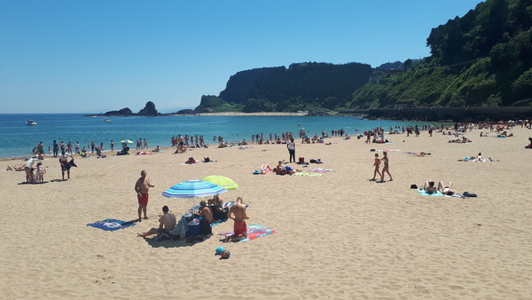 La Policía se despliega en las playas, levanta a bañistas y cierra accesos para frenar el aluvión