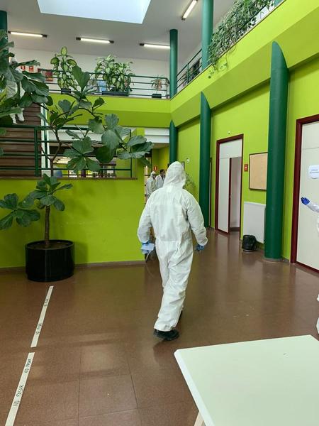 En el área occidental/Besaya, se han formado cuatro equipos de intervención. El primero de ellos trabajará en las próximas horas en los alrededores de Torrelavega y en las localidades de Barreda, Polanco y Cudón. Otro de los grupos, actuará en el centro de Torrelavega y un tercero en San Vicente de la Barquera y su entorno. Por último, el cuarto equipo del área limpiará Suances y sus alrededores.