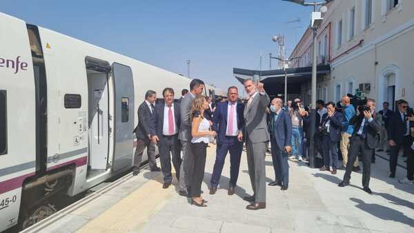 Así hemos contado la inauguración de la primera fase del tren rápido en Extremadura con el Rey y Pedro Sánchez