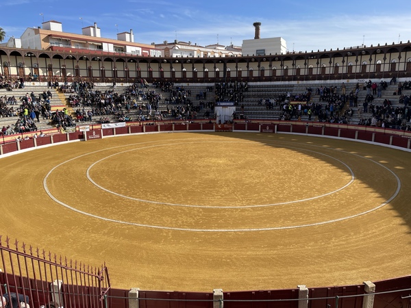 Oreja para Roca Rey en el sexto, al que mató de estocada y cuatro descabellos