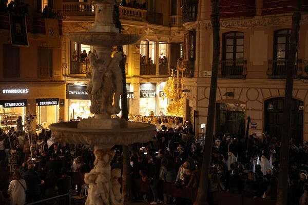 La cruz guía de El Rico, esperando a que pase la Paloma. LUIS MANUEL GÓMEZ POZO