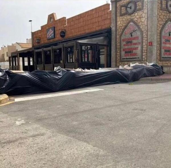 Los vecinos de la zona de El Mojón, acostumbrados a lidiar con inundaciones cada vez que llueve, colocaron barricadas para tratar de impedir el paso del agua.  