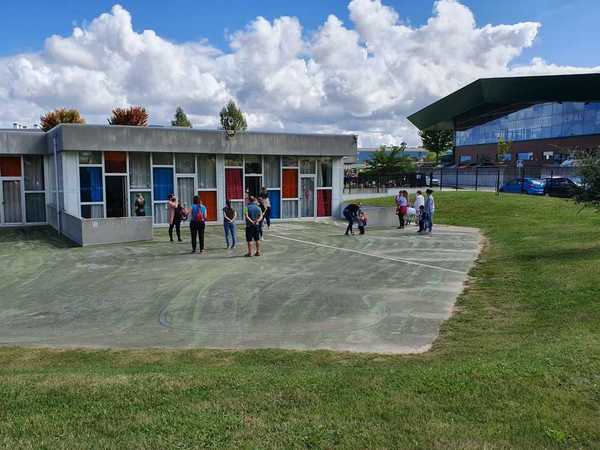 Los padres y madres esperan la salida de los escolares en el colegio Pérez Galdós de Requejada (Polanco). Foto: Sara Torre