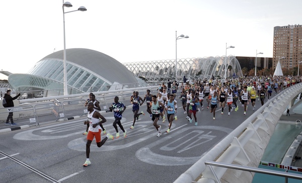Maratón de Valencia 2021: quién ha ganado | El Maratón de Valencia recupera su esencia popular
