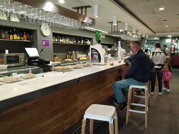 La fase tres abre la posibilidad de consumir en las barras de bares y cafeterías, respetando las distancias de seguridad. En la imagen, la cafetería Picos de Europa. Foto: Laura Fonquernie