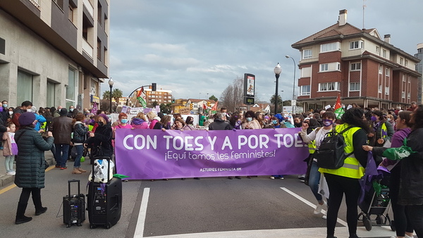 La cabecera de la manifestación grita 'Con toes y a por toes', el lema de la manifestación este 2022