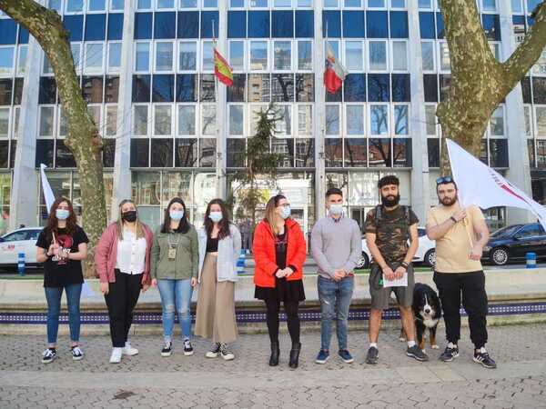Parece que la otra manifestación que estaba prevista hoy en el centro de Santander, la de los universitarios, no va a causar problemas por coincidir con la marcha de los transportistas. Solo han acudido diez personas. Foto: Daniel Pedriza