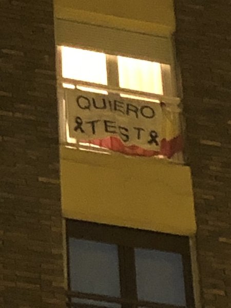 Muchos cántabros piden a Sanidad test para toda la población y lo hacen desde sus balcones. Esta foto es de una vecina de Torrelavega