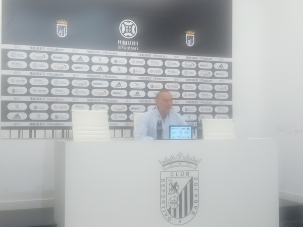 Así hemos contado la comparecencia de Luis Oliver en Badajoz