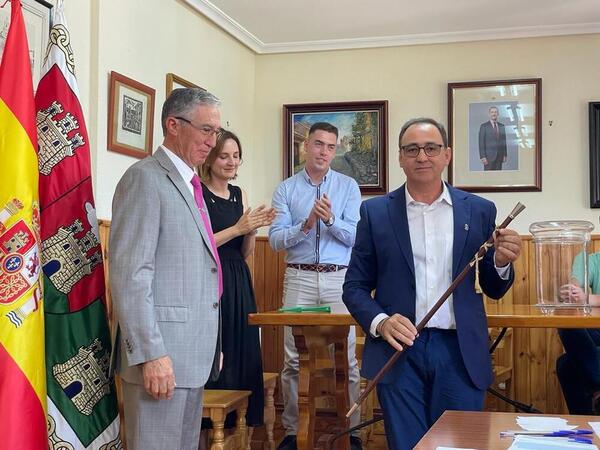 Agapito Bravo recibe el aplauso de la corporación municipal tras ser investido alcalde de Tordehumos. Fotografía de Miguel García Marbán