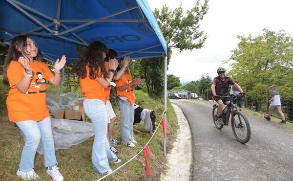 Varias aficionadas &amp;#039;naranjas&amp;#039;, en las rampas de Igeldo. LÓPEZ