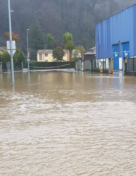 Los accesos al polígono de Olloniego están cerrados ante la gran cantidad de agua que hay en la calzada. Está situación también está afectando al material almacenado en las naves